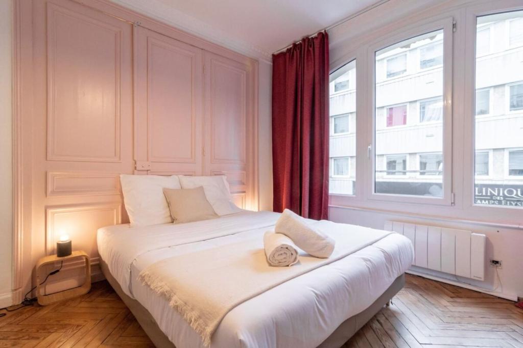 - une chambre avec un grand lit blanc et une fenêtre dans l'établissement Lille Hypercentre - 2bedroom flat, 5person, à Lille