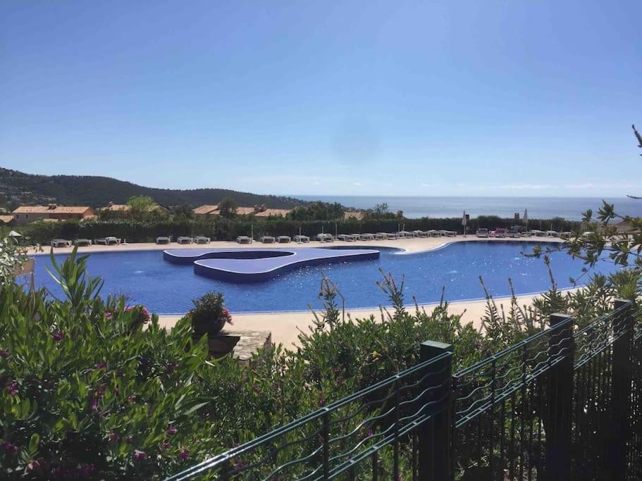 נוף של הבריכה ב-Beau 2 pièces, Magnifique vue mer et piscine או בסביבה