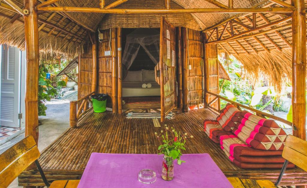 uma sala de estar com um sofá e uma mesa em Nary Garden em Kampot