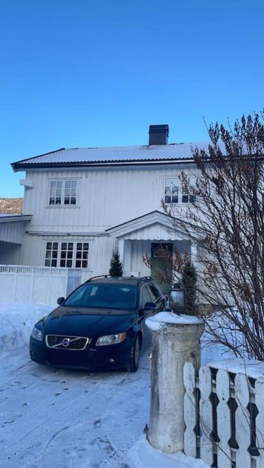 フラにあるFritidsbolig i Flå sentrumの雪の家の前に停められた車