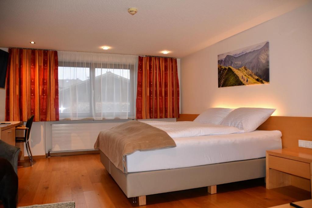 Postel nebo postele na pokoji v ubytování Hotel Löwen