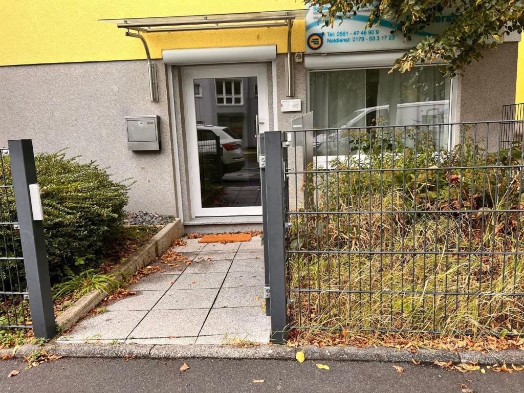 um portão em frente a uma porta de uma casa em db-rooms-b em Kassel