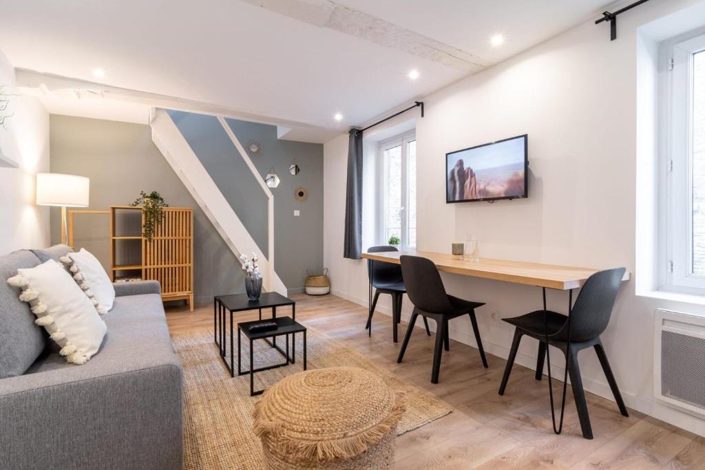 un salon avec un canapé et une table dans l'établissement hypercentre / Gares - Duplex apartment, à Lille