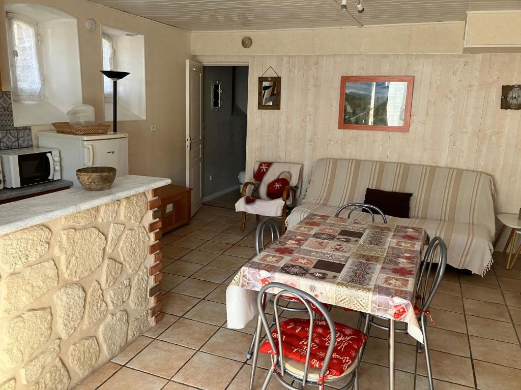 Kuchyňa alebo kuchynka v ubytovaní Le Mont Dore Résidence Cottage rez de chausse