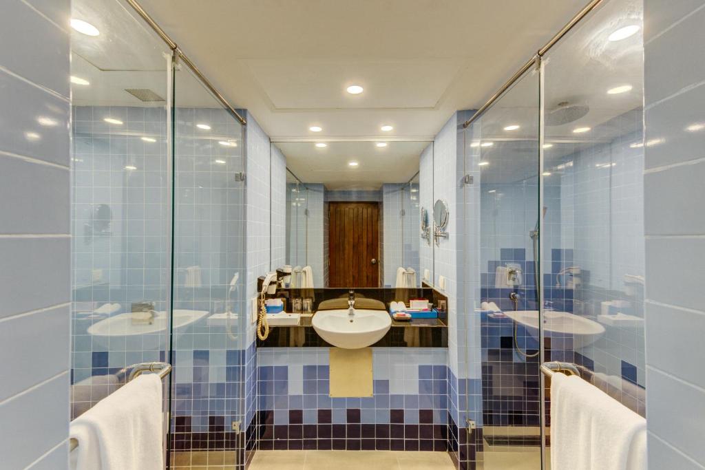 a bathroom with two sinks and a shower at Hikka Tranz by Cinnamon in Hikkaduwa