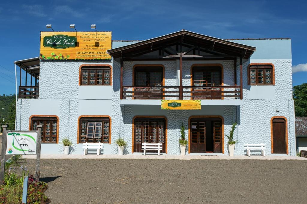 特雷斯科羅阿斯的住宿－Resort e Lounges Cidade Verde，一座白色的建筑,上面设有一个阳台