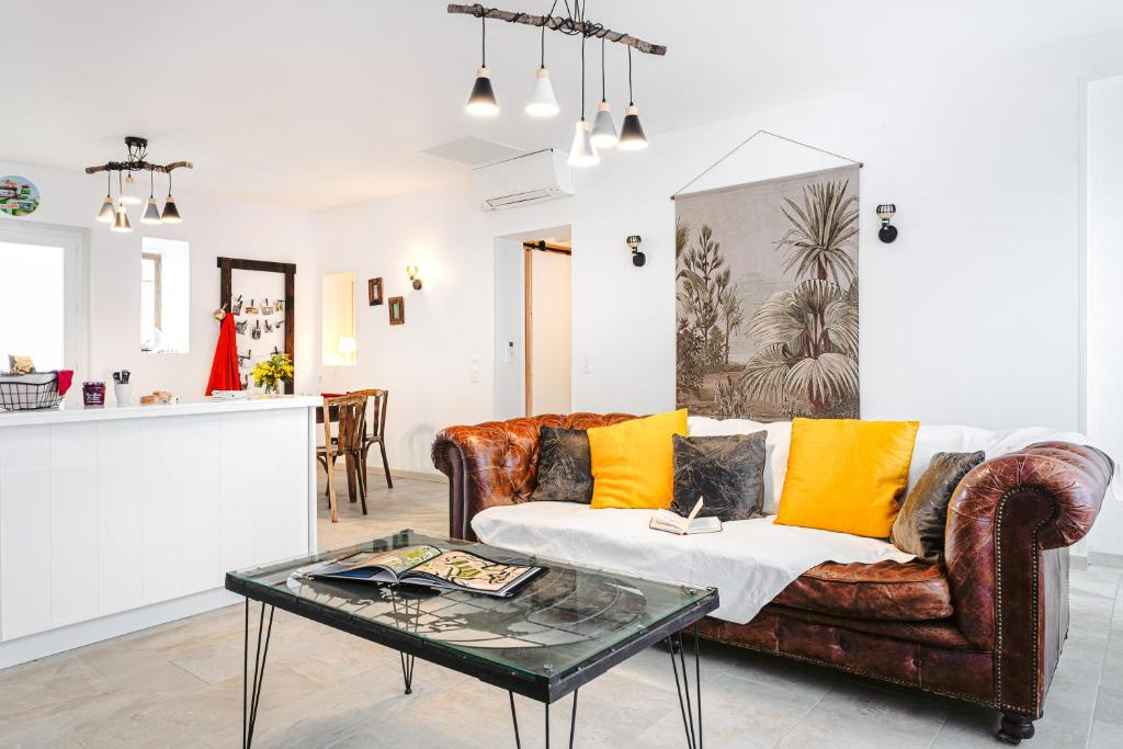 un salon avec un canapé et une table dans l'établissement chez Frederique, à Saint-Trojan-les-Bains