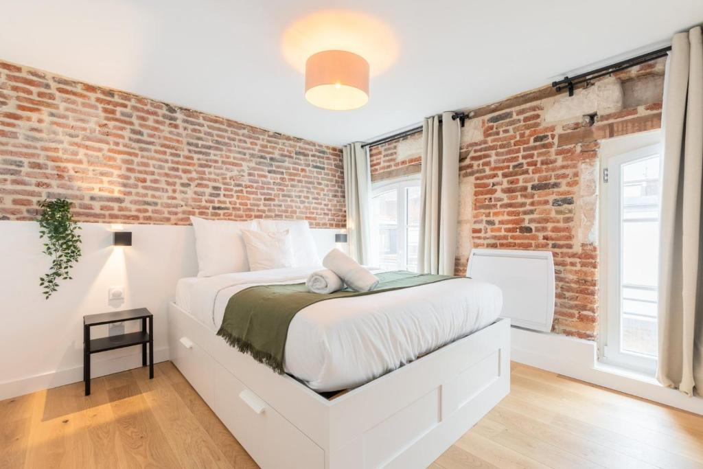 Tempat tidur dalam kamar di Old Lille - Lovely typical apartment!