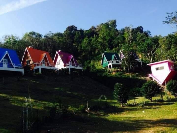 a group of houses on top of a hill at Kanda Hill Resort in Ban Na Sok