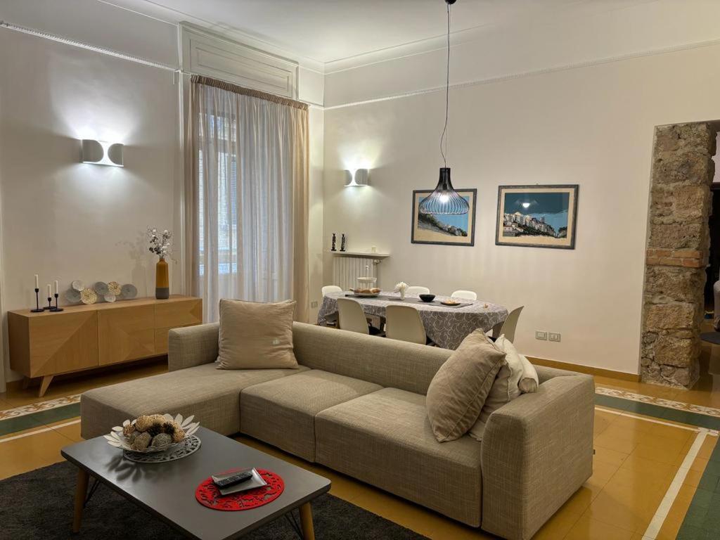 ein Wohnzimmer mit einem Sofa und einem Tisch in der Unterkunft Luxury Manfredi Apartment Salerno in Salerno
