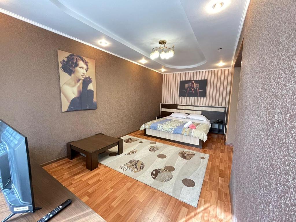 niewielka sypialnia z łóżkiem i dywanem w obiekcie Изумруд w mieście Pietropawłowsk Kamczacki