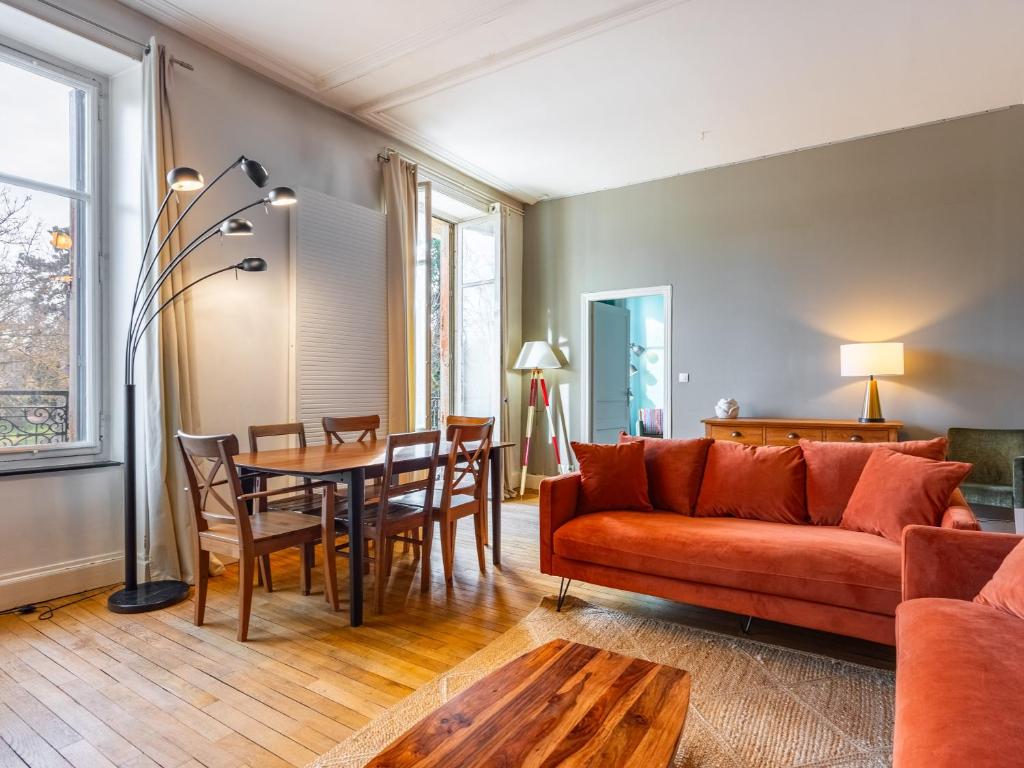 un salon avec un canapé et une table dans l'établissement Le Chic d'Adam - À côté du parc de la Pépinière, à Nancy
