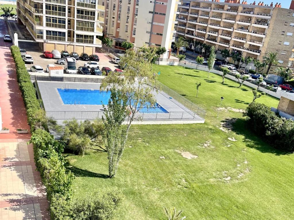 Bazén v ubytování APARTBEACH ADRIATICO 111 CLIMATIZADO y VISTAS PLAYA nebo v jeho okolí