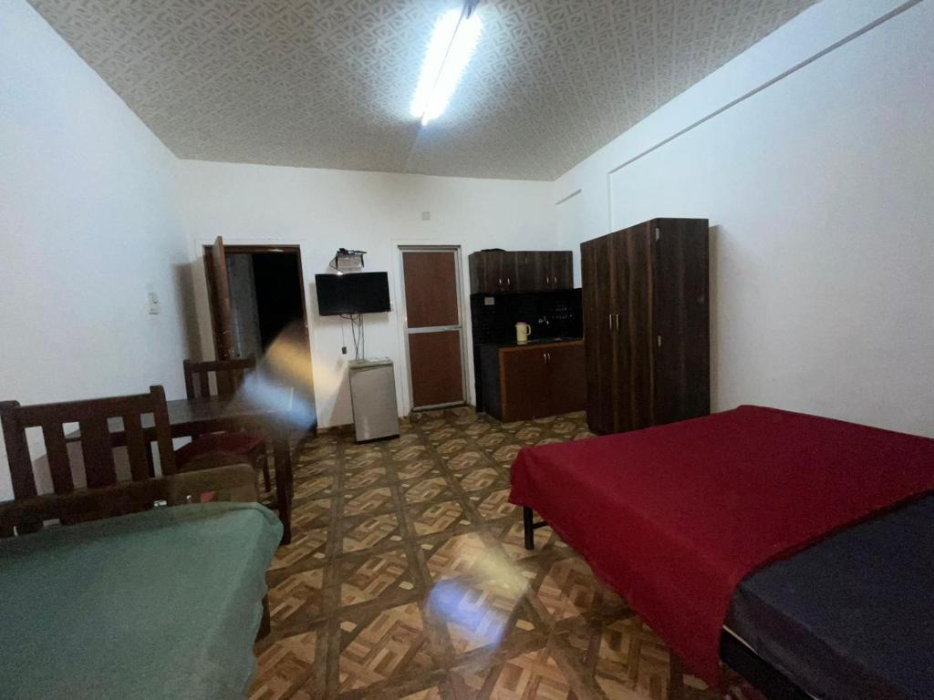 Zimmer mit einem Schlafzimmer mit einem Bett und einem Tisch in der Unterkunft Pihuu hotel in Calangute