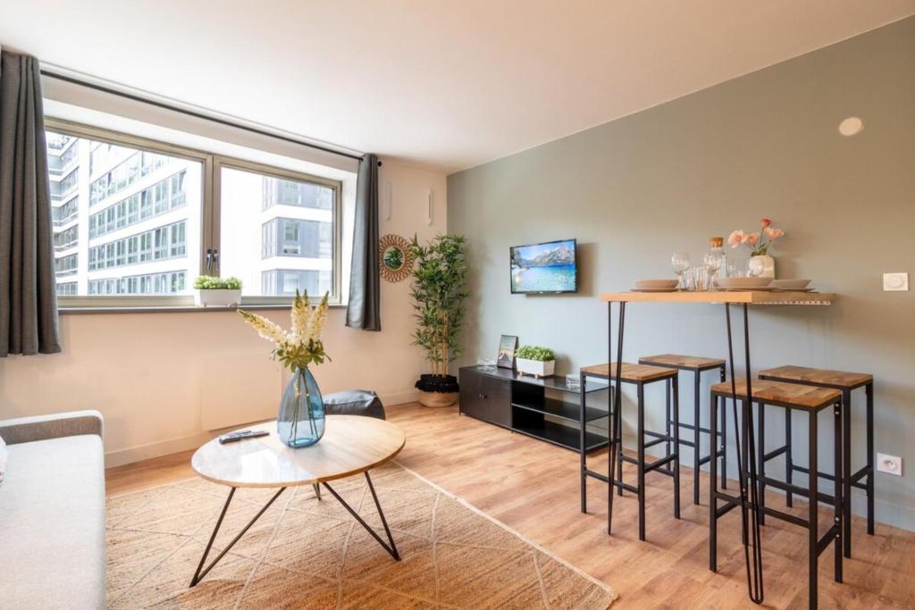 - un salon avec une table et deux tabourets dans l'établissement Lille Grand Place - 1 bedroom apartment, à Lille