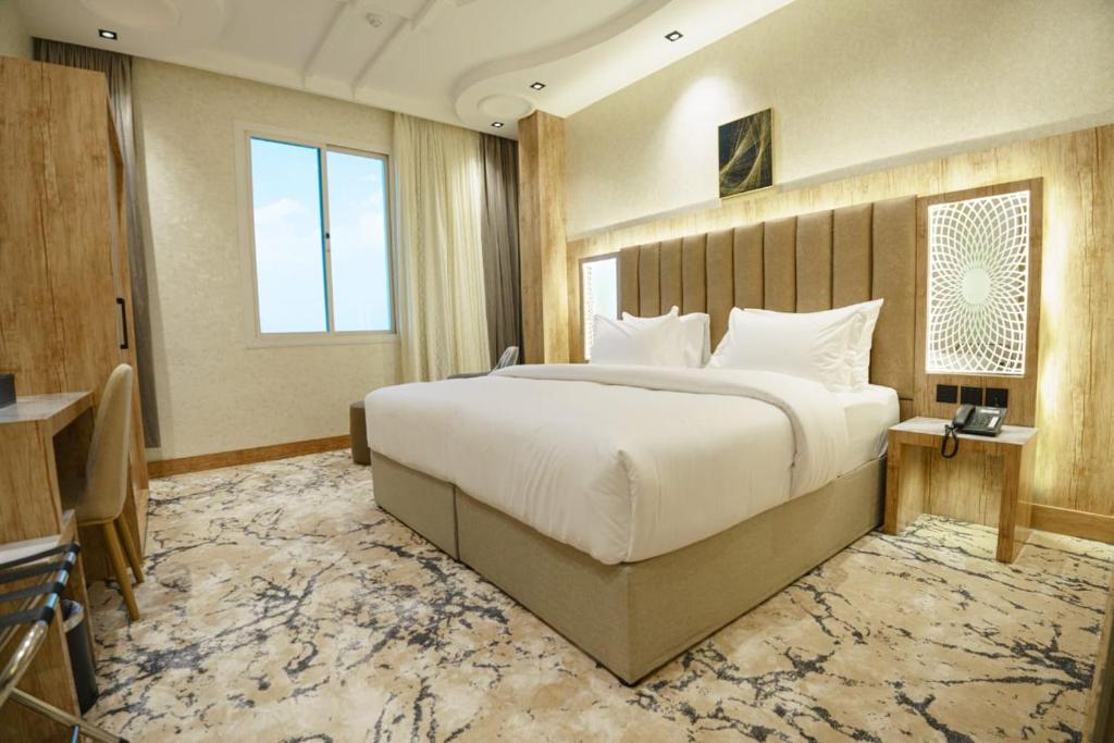 Postel nebo postele na pokoji v ubytování Wissam Al-Hawra Hotel