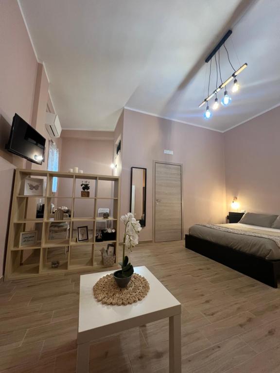 トラーニにあるBuongiorno & Benvenutiのベッドルーム1室(ベッド1台、テーブル付)
