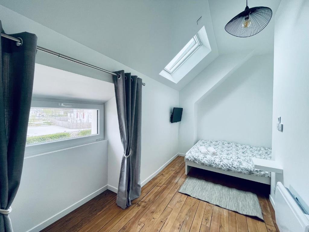 um quarto com uma cama e uma janela em Maison avec vue imprenable sur la Brière em Saint-Joachim
