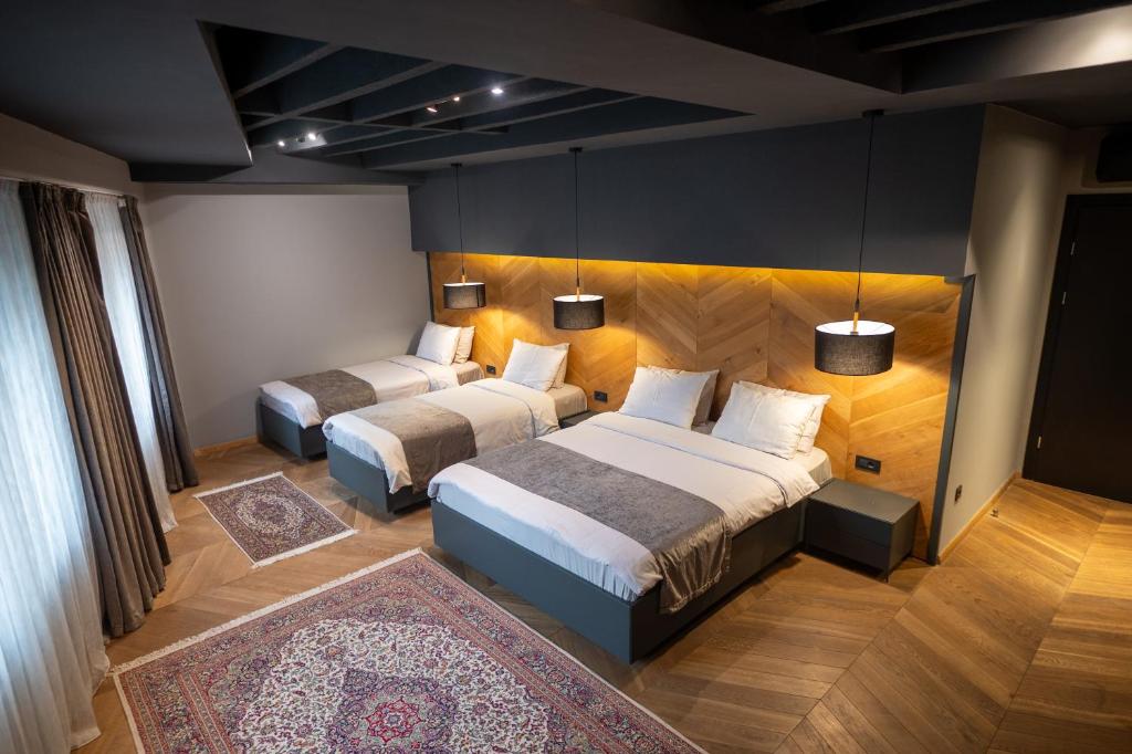 Un pat sau paturi într-o cameră la Hotel London B&B