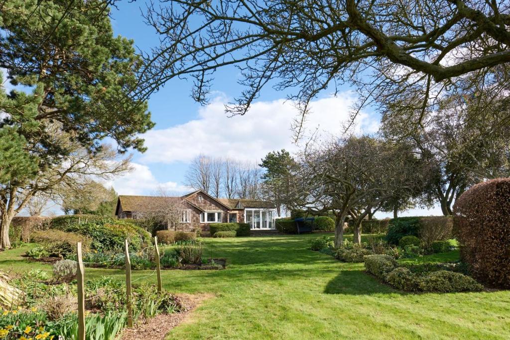 ein Haus mit einem Garten davor in der Unterkunft Sunset Cottage in Sandwich