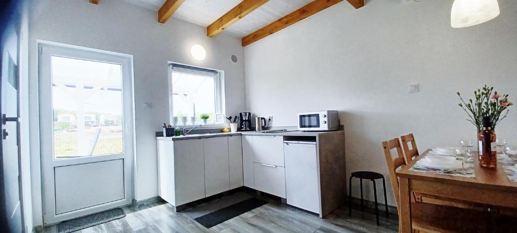 Kuchyň nebo kuchyňský kout v ubytování Domki 7 Houses Rewal