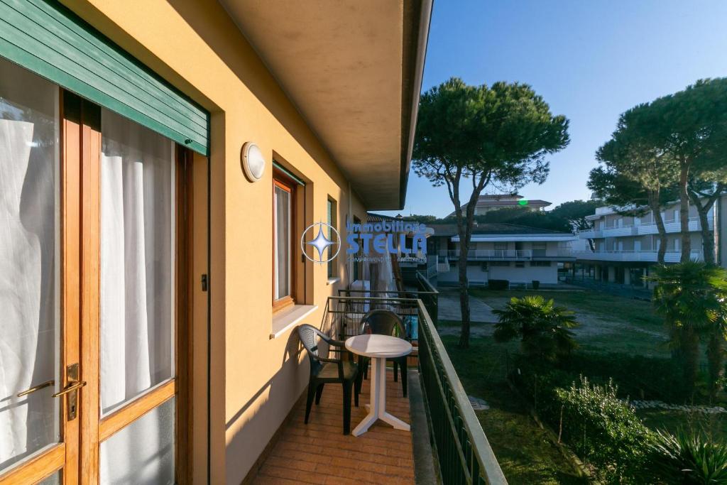 einen Balkon mit einem Tisch und Stühlen auf einem Gebäude in der Unterkunft Casa Tomè in Lido di Jesolo