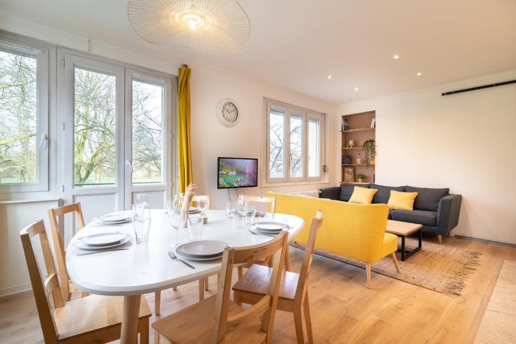 Et tv og/eller underholdning på Superb bright apartment, 2 bedrooms, 5 people