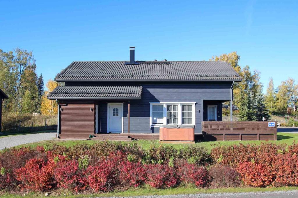 Villa Tähkä - 11 henkilölle - HimosYkkösen alue - 116m2 في يامسا: منزل أزرق صغير مع شرفة