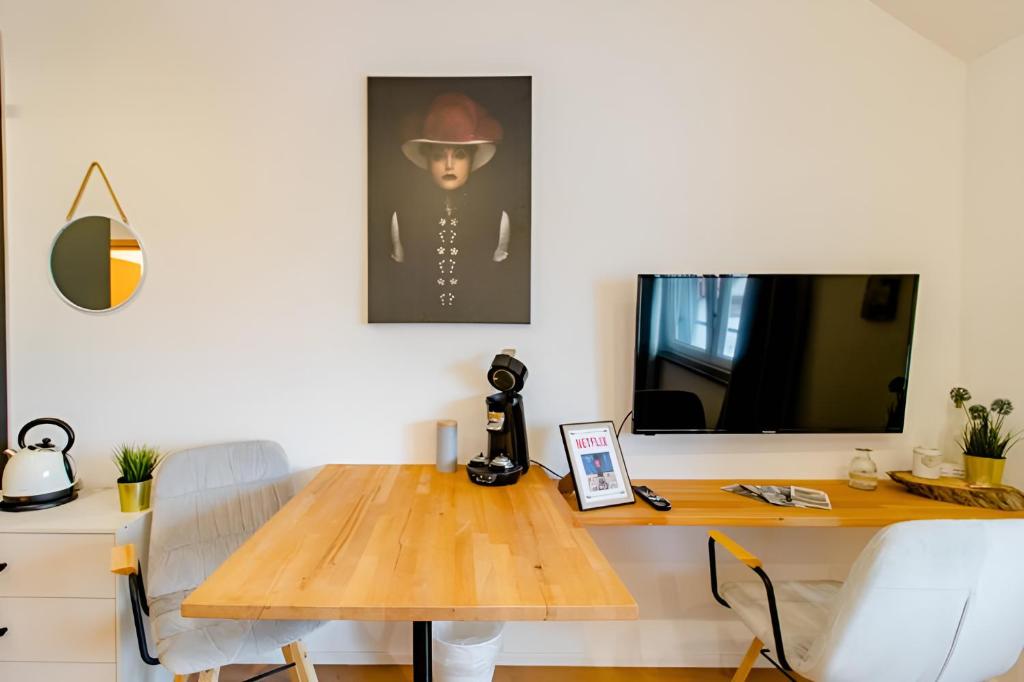 TV a/nebo společenská místnost v ubytování Komfortables Doppelzimmer in Kehl Goldscheuer - 1A Guesthouse
