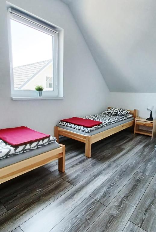 Postel nebo postele na pokoji v ubytování Domki 7 Houses Rewal
