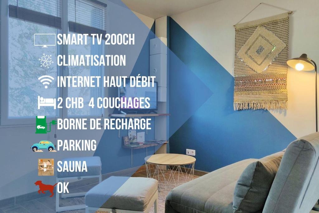 - un salon avec un mur bleu et un canapé dans l'établissement Le Cottage Nature Syrah Clim Gaillac entre Albi-Toulouse & Les Cottages du Tarn, à Brens