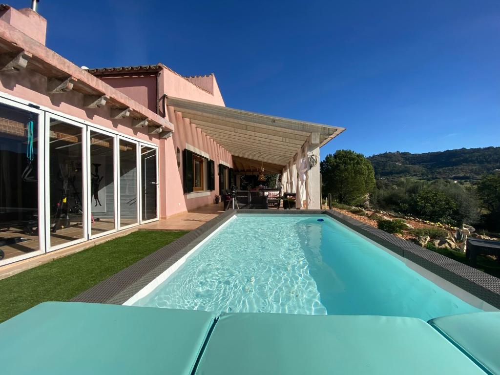 una piscina nel cortile di una casa di Aires del Tomir a Inca