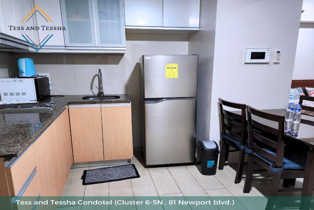 Una cocina o zona de cocina en Tess and Tessha Condotel near T3 Airport