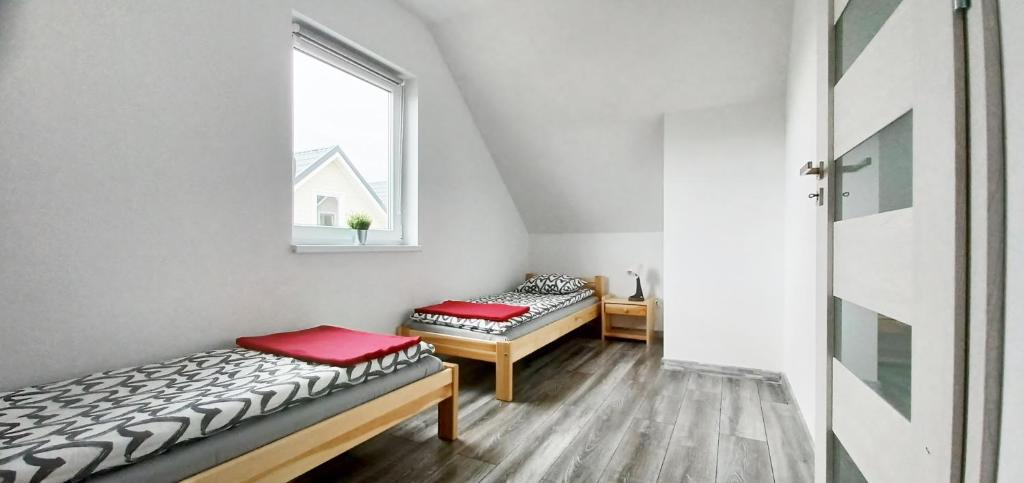 Postel nebo postele na pokoji v ubytování Domki 7 Houses Rewal