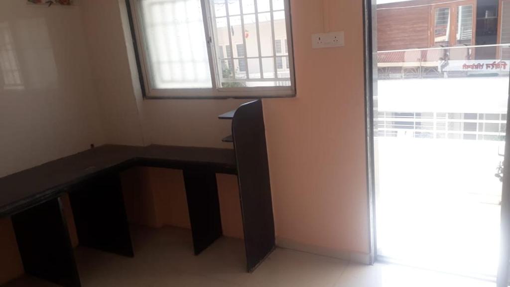 - un bureau dans une chambre avec une fenêtre et une table dans l'établissement VIREN 2BHK, à Miraj
