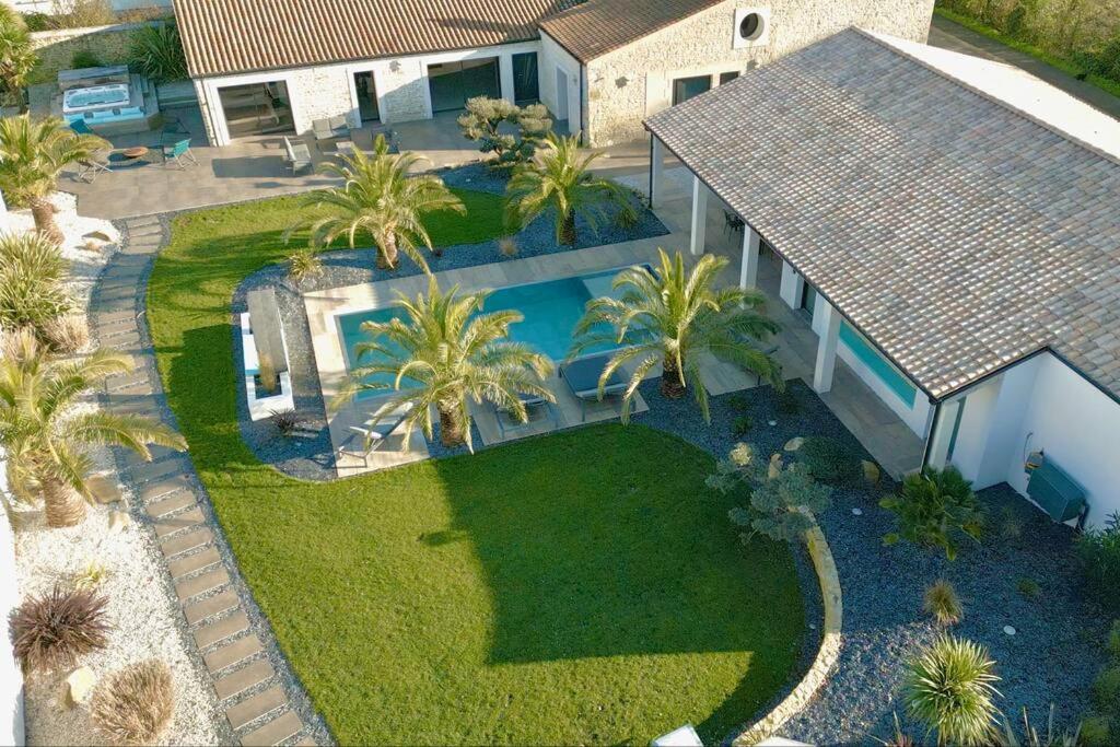 une vue aérienne d'une maison avec piscine dans l'établissement Villa exceptionnelle pour des moments de détente, à Andilly-les-Marais