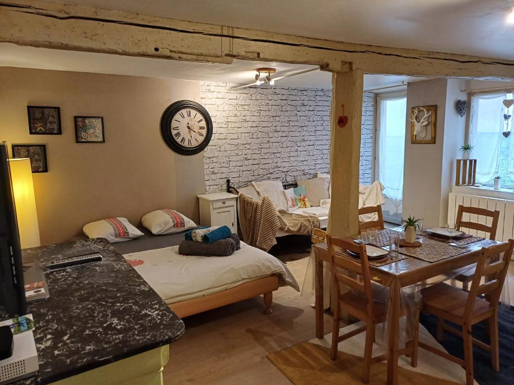 een woonkamer met een bed en een eetkamer bij LE GITE in Colmar