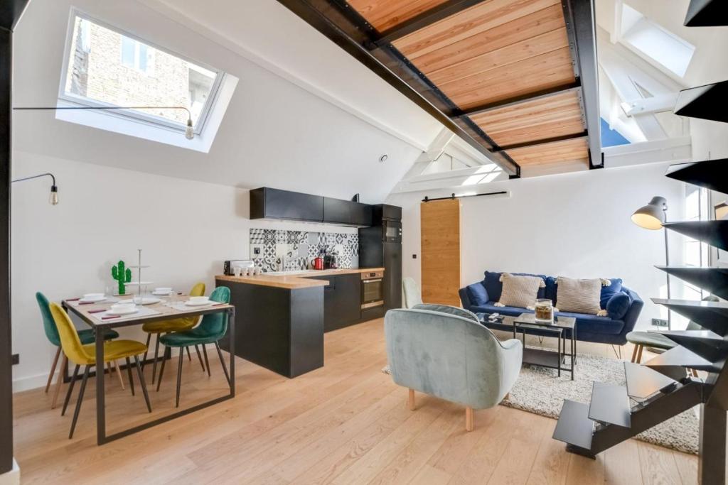 cocina y sala de estar con mesa y sillas en Lille Centre - Superb 60m2 2bed apartment !, en Lille