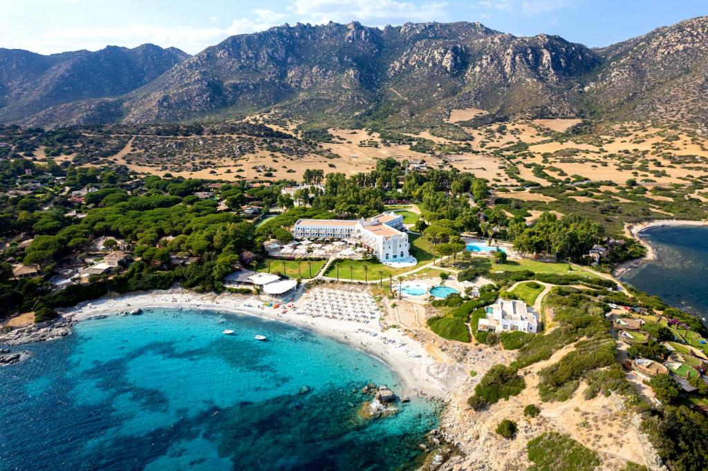 eine Luftansicht auf das Resort und den Strand in der Unterkunft Falkensteiner Resort Capo Boi in Villasimius