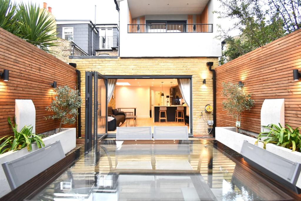 a house with a courtyard with a living room at Stunning 2 bed apartment in London