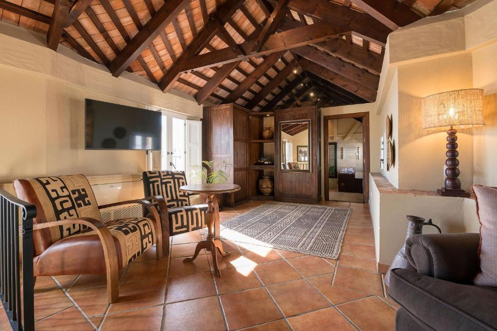 salon z kanapą i stołem w obiekcie Hotel La Casa del Califa w mieście Vejer de la Frontera