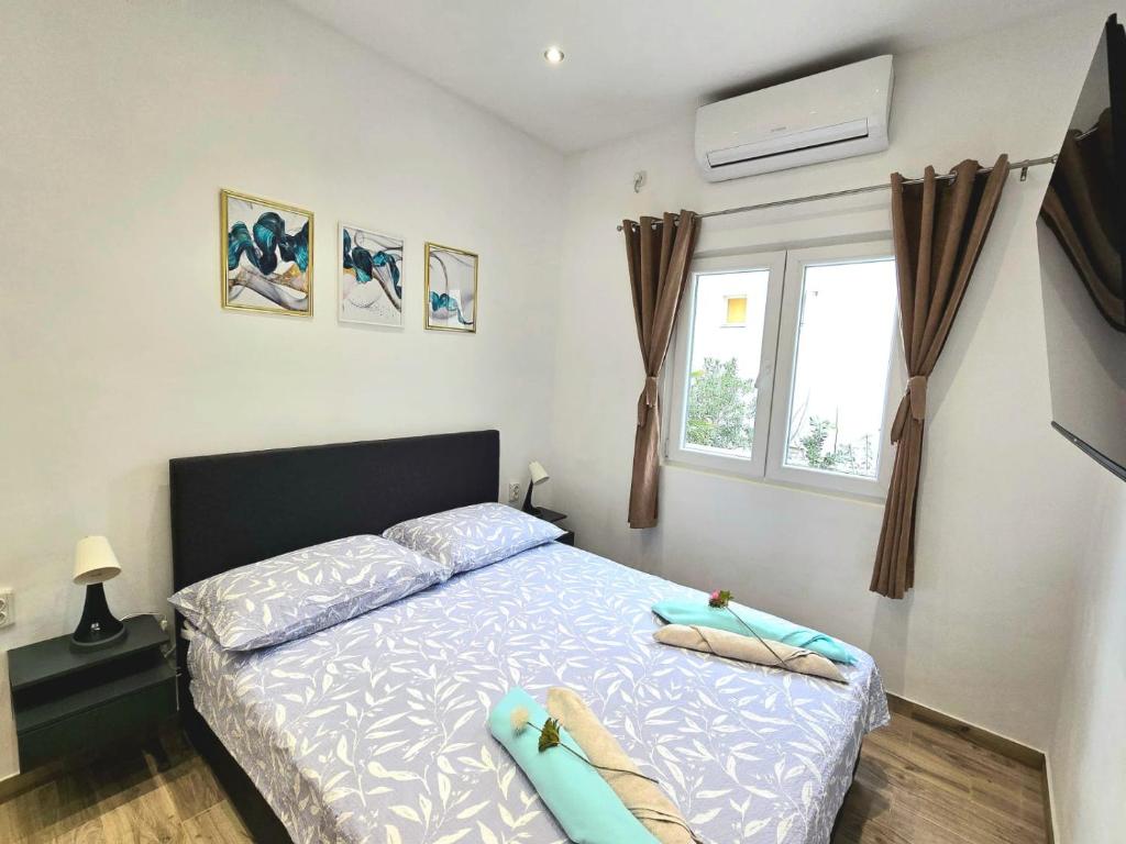 Кровать или кровати в номере Apartmani Krnić