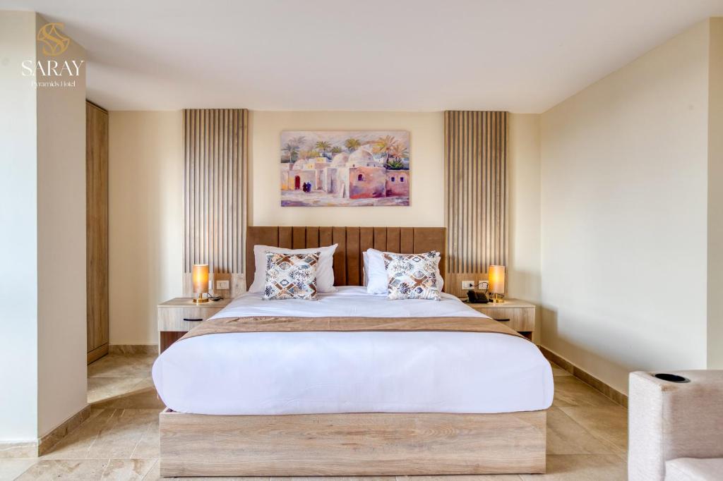 Uma cama ou camas num quarto em Saray Pyramids & Museum View Hotel
