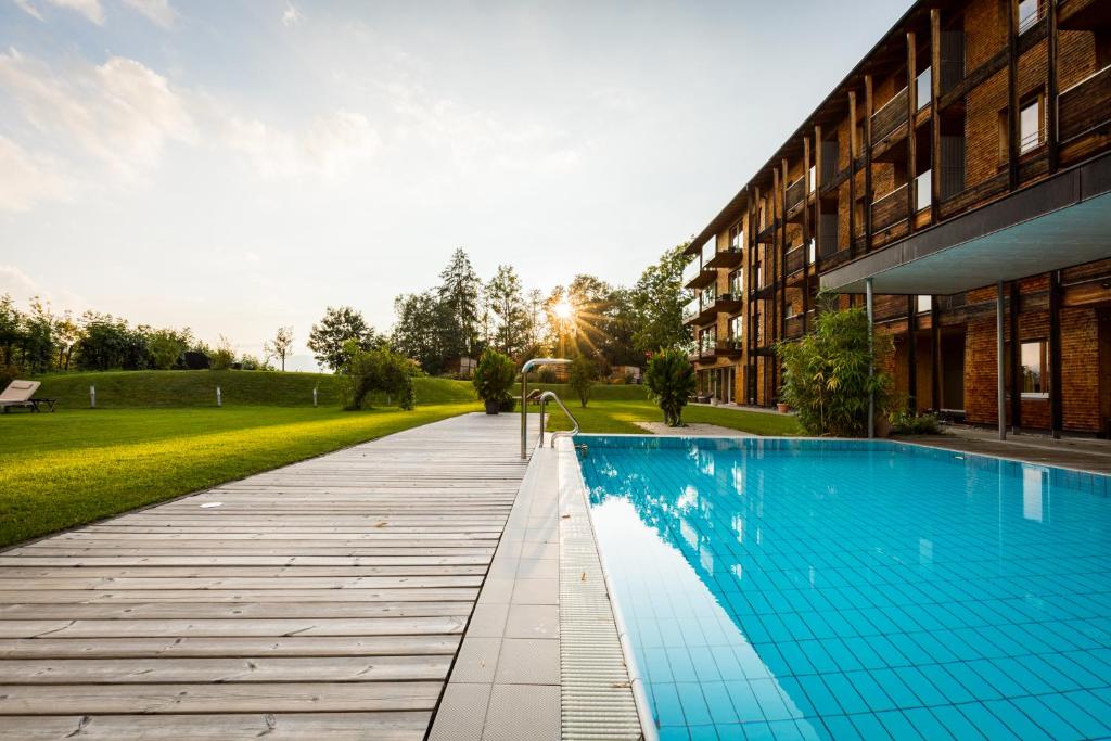 ein Pool neben einem Gebäude in der Unterkunft Genießer - & Romantik Hotel DAS SCHIFF in Hittisau