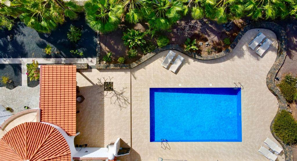 eine Draufsicht auf einen Swimmingpool in einem Resort in der Unterkunft Villa Casa Montana & Pool & Private & near the ocean in Parque Holandes