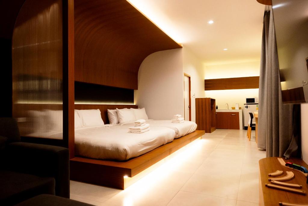 a bedroom with a large bed in a room at Karpenter Lampang in Lampang