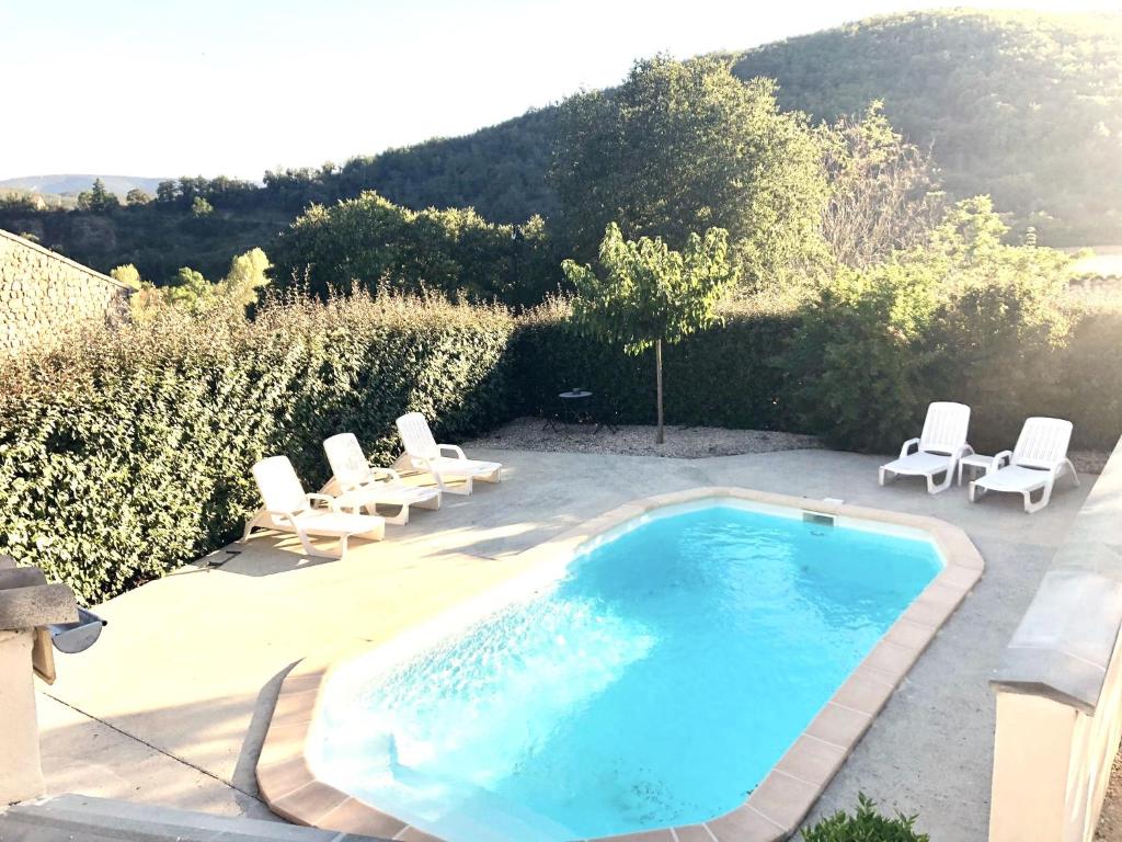 Bazén v ubytovaní GITE DE L'ASPE 135m2, 6p, 3ch avec piscine privative, jardin ombragé clos alebo v jeho blízkosti