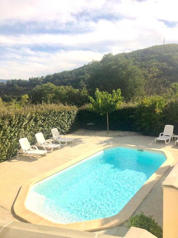 Bazén v ubytovaní GITE DE L'ASPE 135m2, 6p, 3ch avec piscine privative, jardin ombragé clos alebo v jeho blízkosti