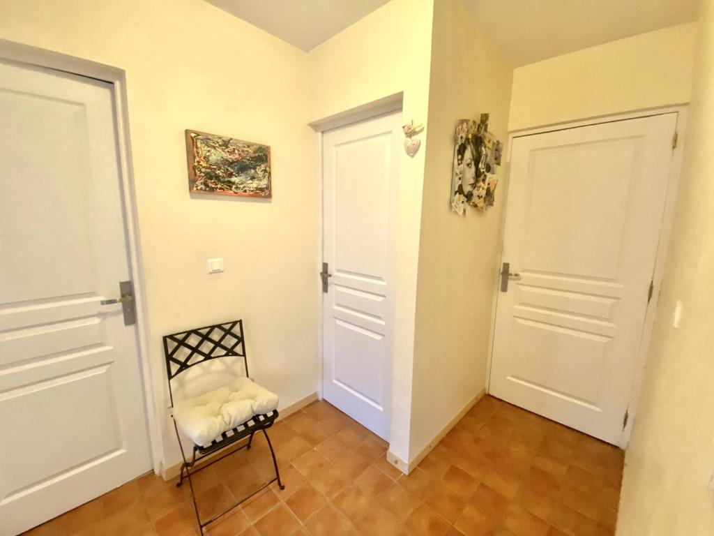 Fotografia z galérie ubytovania GITE DE L'ASPE 135m2, 6p, 3ch avec piscine privative, jardin ombragé clos v destinácii Saint-Maurice-dʼIbie