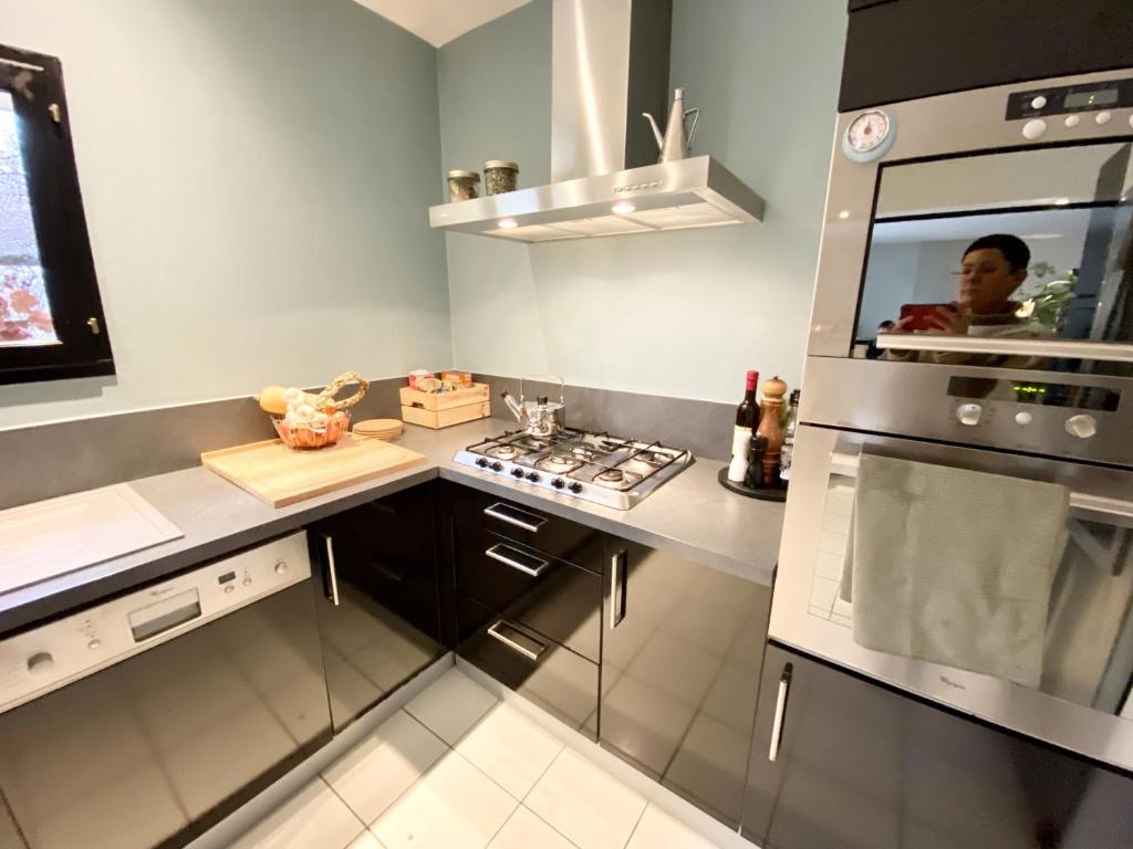 Kuchyňa alebo kuchynka v ubytovaní GITE DE L'ASPE 135m2, 6p, 3ch avec piscine privative, jardin ombragé clos